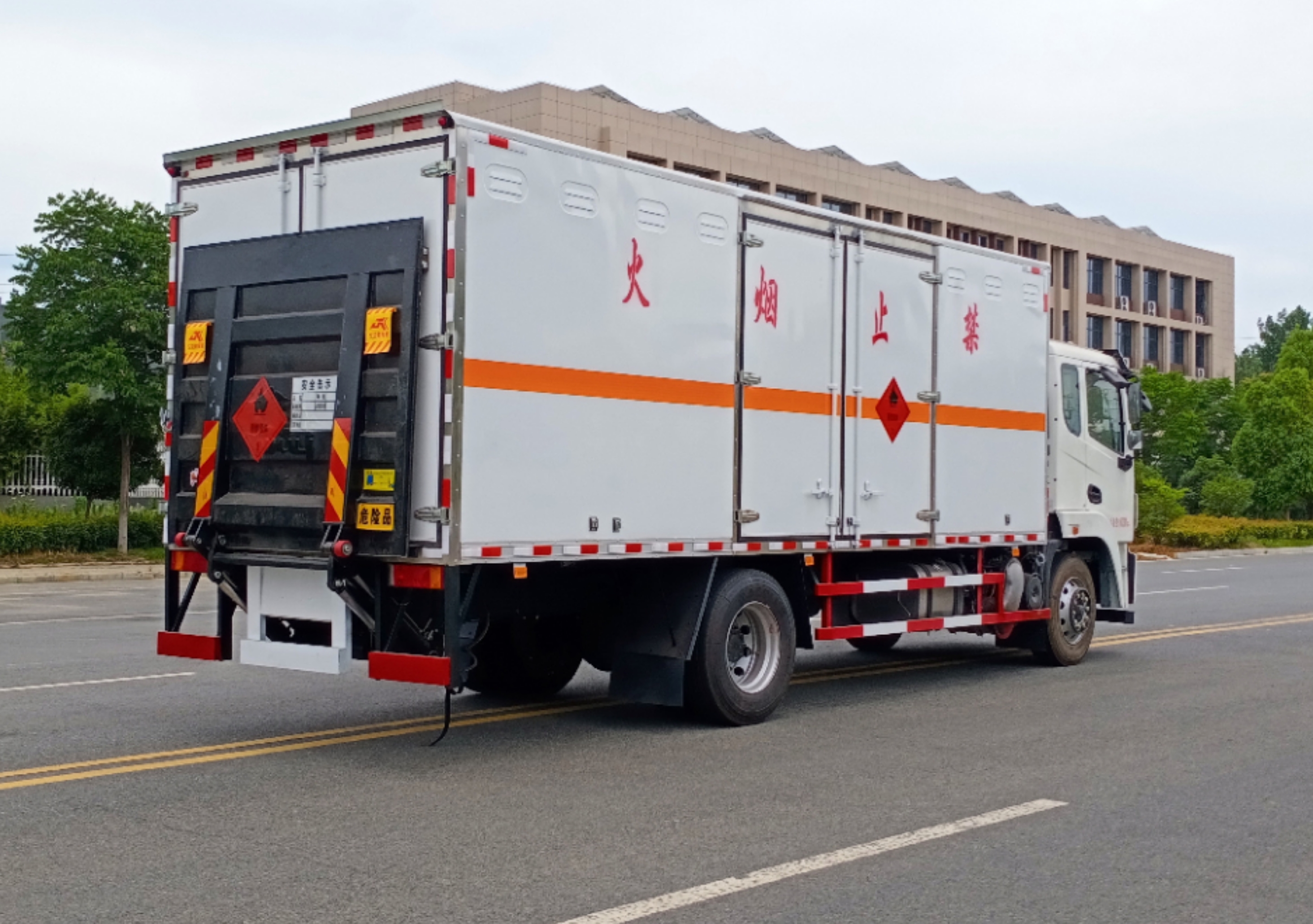 東風(fēng)錦程6.8米液體廂式運(yùn)輸車