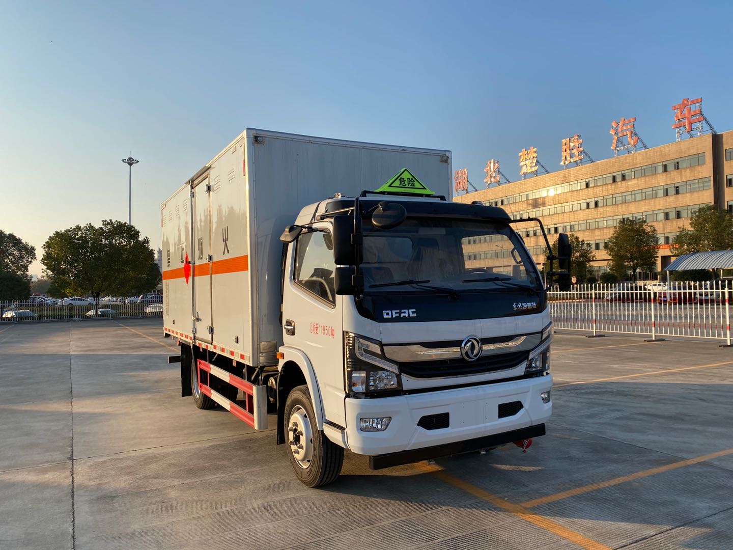 東風(fēng)多利卡D7易燃液體廂式運(yùn)輸車