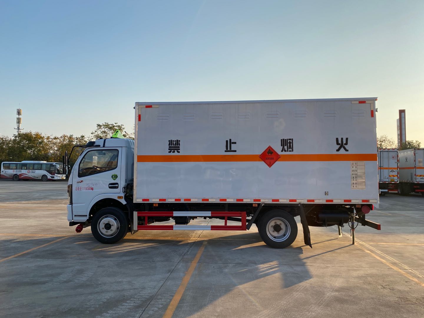 東風(fēng)多利卡D7易燃液體廂式運(yùn)輸車