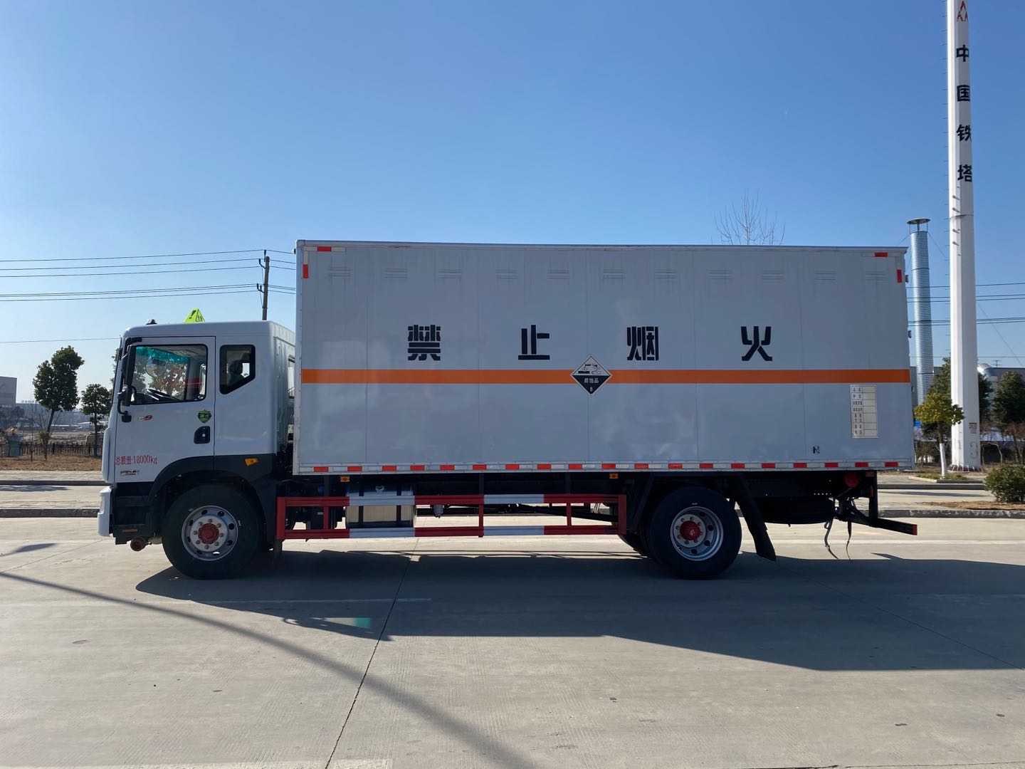 東風(fēng)多利卡D9腐蝕性物品廂式運(yùn)輸車(chē)